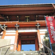 石段の上に建つ朱塗りの楼門