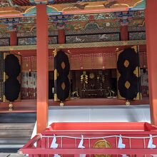 本殿の様子。見事な左甚五郎の彫刻