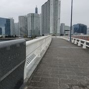 海を見ながら歩くにつれ高層ビルが近づいてくる