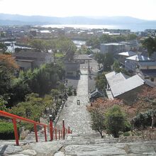 楼門からの参道と和歌浦湾の眺望です