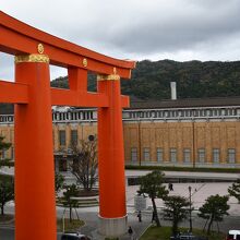 平安神宮の大鳥居と美術館