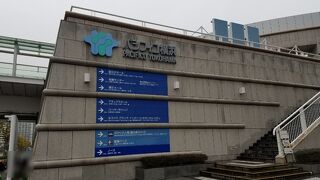 建物を見ながら周囲を散策するのも楽しい