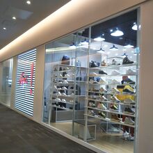 LACOSTE (ダイバーシティー東京プラザ店)