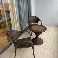 ベランダの椅子とテーブル