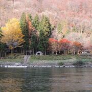 最上川舟下りの途中に見える縁結びの神社として注目されている仙人堂