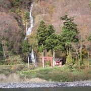 白糸の滝は、日本の滝１００選のひとつで、最上４８滝の中でも最大で、落差１２０ｍにもおよびます。