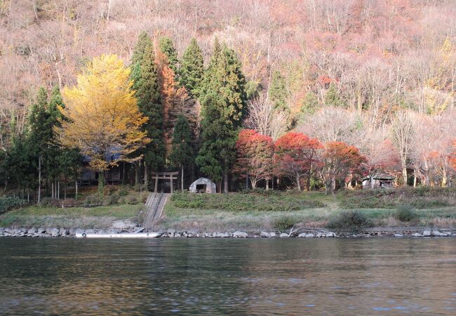 最上川舟下りの途中に見える縁結びの神社として注目されている仙人堂