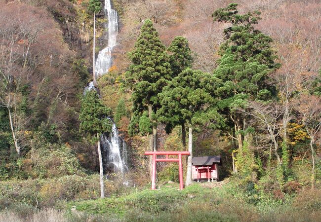 白糸の滝は、日本の滝１００選のひとつで、最上４８滝の中でも最大で、落差１２０ｍにもおよびます。