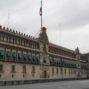 メキシコ　ソカロ広場にある国立宮殿