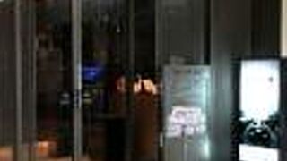 保安検査前にあるカードラウンジ