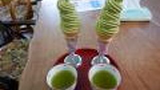 抹茶ソフトが美味しい。お土産に普通のお茶も買いました。