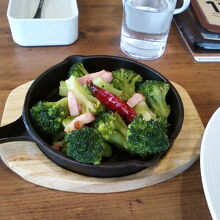 ブロッコリーのガーリック炒め。