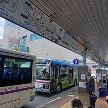 徳島駅１５番のりば　チケット売り場隣。