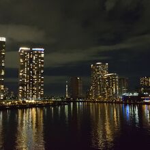 運河沿いのビルの夜景