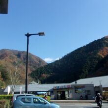 地元の温泉スポットでもある、広い道の駅