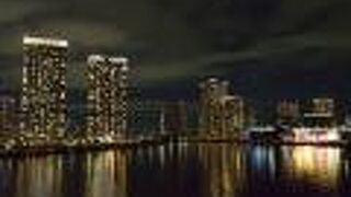 運河沿いのビルの夜景が美しい