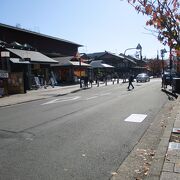 嵐山のメインストリートの商店街