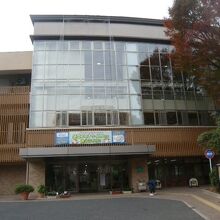 戸田市児童センターこどもの国児童館です。敷地の中央にあります