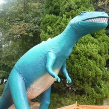 こどもの国の入口を入ると、青色の巨大な恐竜が迎えてくれます。
