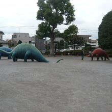 恐竜が集まっている広場には、子供達も保護者集まってきます。