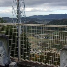 頂上からは、讃岐平野から瀬戸内海を一望できる。