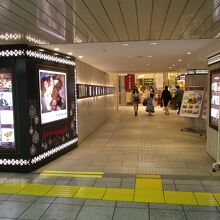 地下鉄改札近くの通路の入り口