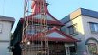 レトロな火の見やぐらがある黒石の消防施設