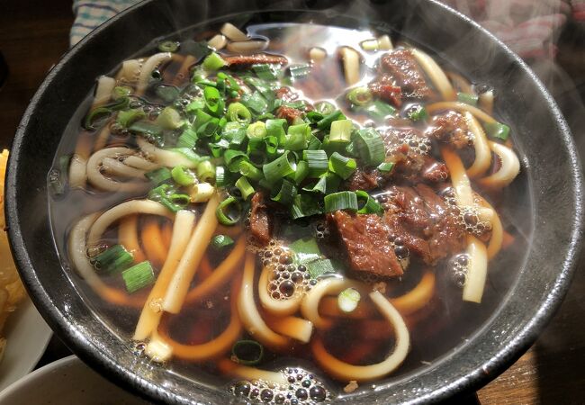 すりおろし生姜を入れる少し甘めのギトギトな牛すじうどん