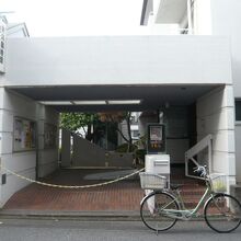 河鍋暁斎記念美術館の入口の正面の様子です。一般住宅の感じです