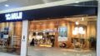 ナチュラルでシンプルな雰囲気のカフェ