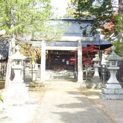 鷹山公をまつる奇麗に整えられた神社