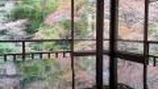 黒いテーブルに映る景色がきれい