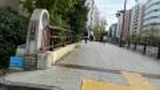 近くには橋が沢山あります。