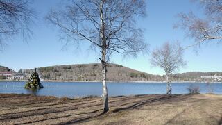 湖畔に整備された木道を歩くと、気持ちいいです。