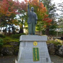 3名君の一人、彼方を指さし何を思う？