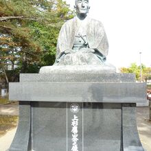 2つ目の像を発見、座っています