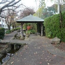 南町桜並木遊歩道です。桜の木はまばらで、傍に、東屋があります