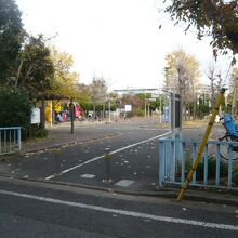 大荒田交通公園の入口の様子です。背景に、京浜東北線があります