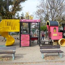 本物の蒸気機関車には乗れませんが、模型の機関車に乗り遊べます