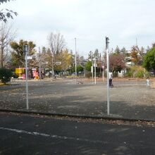 機関車の前では、母親と子供たちが楽しんでいます。憩いの場です