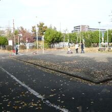 信号機や横断歩道は、こども達にとって、交通ルールを守る場です