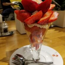 あまおうパフェ＠1,800円（普段は2,800円）