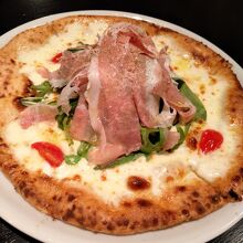 生ハムルッコラのピザ