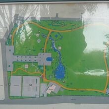 蕨市民公園の配置図です。南側に、広い芝生区域があります。