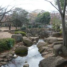 市民公園の中央には、水の流れがあり、小さな池もあります。