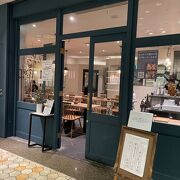 名店のカジュアルメニューを楽しめる