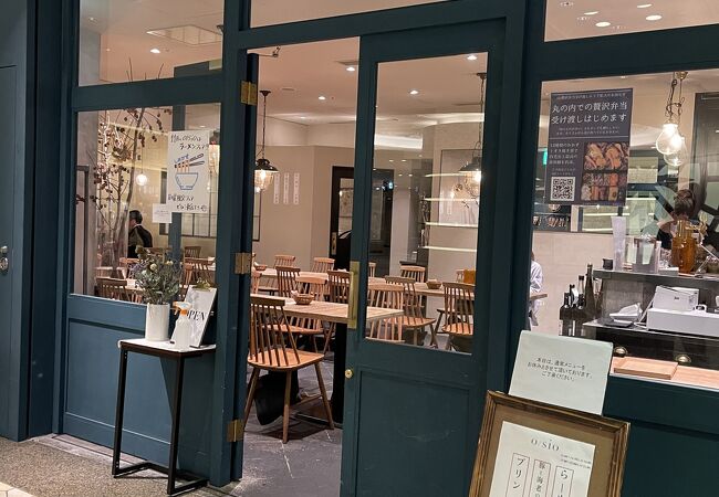 名店のカジュアルメニューを楽しめる