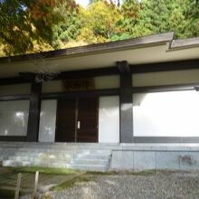 シンプルな平安様式の建物