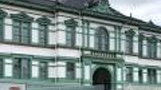 移動したての美術館