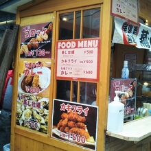 小さな屋台が一つ。